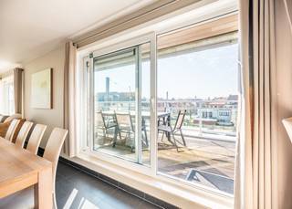 PRACHTIGE penthouse met zonnig terras en GROTE garagebox te koop.Dit unieke pand is gelegen in de jonge (2007) residentie Maeterlinck en bevindt zich...