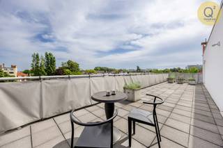 Exclusief penthouse met royale terrassen op een absolute toplocatie<br /><br />Op zoek naar een thuis waar licht, ruimte en ultieme privacy samenkomen? Dit uitzonderlijke penthouse aan de Lodewijk van Sullstraat biedt een zeldzame combinatie van wooncomfort, luxe en een uitstekende bereikbaarheid.<br /><br /><br />Zodra de lift de bovenste verdieping bereikt, ervaart u meteen het gevoel van exclusiviteit. De lift komt namelijk rechtstreeks uit in de hal waar zich enkel de voordeur van dit appartement bevindt. Bij het binnentreden valt meteen de aangename sfeer en de royale indeling op. Het penthouse beschikt over twee grote slaapkamers en een veelzijdige derde slaapkamer, die momenteel perfect is ingericht als thuisbureau.<br /><br /><br />Het absolute kroonjuweel van de woning zijn de twee fantastische terrassen van respectievelijk 36 en 43 vierkante meter. Hier geniet u van 's ochtends vroeg tot 's avonds laat in alle rust van de zon, het buitenleven en een panoramisch uitzicht.<br /><br /><br />De ligging van het pand is al even indrukwekkend. Dankzij de nabijheid van uitstekend openbaar vervoer, waaronder frequente bus- en tramverbindingen, bent u in een handomdraai in het stadscentrum of op de belangrijkste bestemmingen in de regio. Ook met de auto heeft u een snelle en vlotte aansluiting op de belangrijkste invalswegen. Bovendien bevindt zich alles wat u dagelijks nodig heeft op wandel- en fietsafstand: van supermarkten en ambachtelijke winkels tot scholen, gezellige horeca en groenzones.<br /><br /><br />Met een gunstige energieprestatie EPC-label C kent de woning bovendien een degelijke energie-efficiëntie. Bij het penthouse hoort een verplicht aan te kopen combinatie (beide 25.000€) van een ruime kelderberging en een comfortabele autostaanplaats.<br /><br /><br />EPC: label 'C'<br />