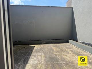 <p><span>Karaktervolle woning met 5 slaapkamers, 2 badkamers en tal van mogelijkheden</span></p><p><span>Deze ruime woning werd reeds volledig gestript en vormt de ideale basis om verder af te werken naar eigen smaak en wensen. De ramen werden al vernieuwd, waardoor een belangrijke investering reeds achter de rug is.</span></p><p><span>Met maar liefst 5 slaapkamers en 2 badkamers biedt deze woning uitzonderlijk veel ruimte voor grote gezinnen, samengestelde gezinnen of wie wonen en werken wil combineren.</span></p><p><span>Buiten geniet u van een aangename koer/tuin met een gunstige zuidwestoriëntatie, waar u de hele namiddag en avond van de zon kunt genieten. Dankzij de uitstekende privacy creëert u hier een rustige en beschutte buitenruimte.</span></p><p><span>Extra troeven:</span></p><ul><li><span>Mooie en karaktervolle voorgevel </span></li><li><span>Hoge plafonds die zorgen voor een ruimtelijk gevoel </span></li><li><span>Gunstig EPC met B-label </span></li><li><span>5 volwaardige slaapkamers </span></li><li><span>2 badkamers </span></li><li><span>Vernieuwde ramen </span></li><li><span>Tal van mogelijkheden om de woning volledig naar eigen smaak af te werken </span></li></ul><p><span>Een unieke opportuniteit voor wie op zoek is naar een ruime woning met karakter en de vrijheid om er zijn eigen droomwoning van te maken.</span></p>