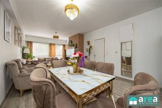 <h2><span>Leuk 2-slpk appartement met terras op centrale locatie in Berchem</span></h2><p><span>Ligging:</span><span> Dit 2-slaapkamerappartement is gelegen op een strategische en uiterst bereikbare locatie aan de Diksmuidelaan in Berchem. Dankzij deze centrale ligging bevindt u zich hier op een boogscheut van het station Antwerpen-Berchem en diverse openbaar vervoersverbindingen. In de directe nabijheid geniet u van een gevarieerd aanbod aan winkels, supermarkten en gezellige eetgelegenheden. Bovendien bent u met de wagen via de Singel en de Antwerpse Ring in een mum van tijd op weg naar het stadscentrum of de omliggende regio's. </span></p><p><span>Indeling:</span><span> U betreedt het appartement via de inkomhal (6m²) die direct toegang geeft tot alle ruimtes. Aan de voorzijde bevindt zich de royale, lichtrijke leefruimte (32m²) met daarnaast de functionele keuken (7,5m²). Zowel via de keuken als de living heeft u toegang tot een gezellig balkon (2m²) aan de straatzijde. Praktisch ingedeeld bevindt zich aansluitend aan de keuken een handige berging/washok (5m²). Centraal in het appartement bevindt zich het aparte toilet (2m²) en de badkamer (4m²). Aan de rustige achterzijde bevinden zich de 2 slaapkamers (14m² &amp; 7m²). De kleinste slaapkamer (7m²) biedt bovendien rechtstreekse toegang tot het achterliggende terras (5m²).</span></p><p><span>Troeven:</span></p><p><span>- Lichtrijk</span></p><p><span>- Netto-rendement van 4.5%</span></p><p><span>- 90m² cfr. EPC</span></p><p><span> </span></p><p><span> </span></p>