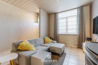 Voor meer info en foto’s, surf naar www.swevers.be – verzorgde en gerenoveerde rijwoning met centrale ligging aan de Lommelsesteenweg 50 in Leopoldsburg. De woning werd oorspronkelijk gebouwd in 1936, grondig gerenoveerd in 2010 en voorzien van nieuwe beglazing in 2018. Met een bewoonbare oppervlakte van ongeveer 130 m² biedt deze woning een praktische indeling en verrassend veel ruimte. Via de inkomhal bereikt u de ruime leefruimte van ca. 34 m² met plaats voor een gezellige zithoek en eetkamer. Aansluitend bevindt zich de keuken van 13,7 m² met rechtstreekse toegang tot de tuin. Verder zijn er op het gelijkvloers een badkamer en een praktische berging. Op de eerste verdieping bevinden zich twee volwaardige slaapkamers van ca. 16,4 m² en 12,9 m². De ruime zolder van ongeveer 30 m², bereikbaar via een vaste trap, kan mits afwerking ingericht worden als derde slaapkamer, hobbyruimte, bureau of extra leefruimte. Het perceel van 2 are 24 centiare beschikt over een oostgerichte tuin waar u in alle rust van het buitenleven geniet. Ook technisch zit het goed: het dak werd vernieuwd tijdens de renovatie, alle ramen werden vervangen in 2018 en de elektriciteit is conform. Dankzij de centrale ligging bevinden scholen zich op ca. 600 meter en winkels, horeca en openbaar vervoer op ongeveer 1 kilometer. Ook de snelweg ligt vlot bereikbaar op ca. 11 kilometer. Een ideale woning voor starters, gezinnen of wie op zoek is naar een instapklare woning met uitbreidingsmogelijkheden. Voor meer informatie, bel 011 255 155. Bron bewoonbare oppervlakte: EPC – verslag. Dit pand is onderworpen aan de renovatieverplichting van de Vlaamse overheid voor residentiële gebouwen (behoudens bij sloop binnen 5 jaar na de aankoop). Consulteer voor meer informatie de website van het Vlaams Energie- en Klimaatagentschap via https://www.vlaanderen.be/een-huis-of-appartement-kopen/renovatieverplichting-voor-residentiele-gebouwen.