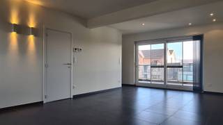 <p><span>Recent appartement op bovenste verdieping nabij centrum Hoeselt</span></p><p><span>Op zoek naar een modern appartement met veel ruimte én een zalig terras? Dan is dit appartement op de bovenste verdieping van een recent gebouw langs de Bilzersteenweg in Hoeselt absoluut een bezoek waard.</span></p><p><span>Dankzij de lift bereik je het appartement moeiteloos. Binnen word je verwelkomd door een ruime en lichtrijke living, perfect om te ontspannen of gasten te ontvangen. Het appartement beschikt over twee volwaardige slaapkamers, ideaal voor een koppel, een klein gezin of wie graag een bureau of hobbykamer heeft.</span></p><p><span>Een echte troef is het zeer ruime terras: hier geniet je in alle rust van de buitenlucht, een koffietje in de ochtend of lange zomeravonden. Verder is er een ruime berging voor extra opslagcomfort.</span></p><p><span>Praktisch wonen wordt hier compleet gemaakt met een aparte garagebox en het gebruik van een gemeenschappelijke fietsenberging.</span></p><p><span>Huurprijs: 880 euro/maand<br />Gemeenschappelijke kosten: 100 euro/maand</span></p><p><span>Bij interesse kan je contact met ons opnemen via <span>info@immopa.be</span></span><span> of via 089/50.35.85.</span></p>