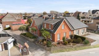 <p><strong>Ben je op zoek naar een ruime en veelzijdige woning met 3 slaapkamers, meerdere autostaanplaatsen én de mogelijkheid om wonen en werken te combineren? Zo gevonden!</strong></p>

<p>Deze charmante eengezinswoning biedt een bewoonbare oppervlakte van maar liefst 408 m² op een perceel van 656 m² en is gunstig gelegen nabij invalswegen en openbaar vervoer. Dankzij EPC-label C, dubbele beglazing en zonnepanelen geniet je bovendien van een energiezuinige woning.</p>

<p>Je betreedt de woning via de inkomhal, die toegang geeft tot een royale leefruimte van 53 m². Aansluitend bevindt zich de volledig uitgeruste keuken met onder andere gasfornuis, oven, microgolf, koelkast, dubbele spoelbak en vaatwasser. Verder is er op het gelijkvloers een apart toilet. Op de eerste verdieping geeft de nachthal uit op drie volwaardige slaapkamers van 31 m², 19 m² en 17 m², waarvan één beschikt over een dressing. De ruime badkamer is uitgerust met douche, ligbad/jacuzzi, toilet en een dubbele wastafel.</p>

<p>Een grote meerwaarde is de volledig ingerichte handelsruimte, momenteel uitgebaat als frituur. Ideaal voor zelfstandigen of eenvoudig om te vormen naar een andere invulling. Ook de multifunctionele kelderruimtes bieden tal van mogelijkheden als hobbyruimte, wasplaats of berging.</p>

<p>Buiten geniet je van een ruime tuin met zwembad, tuinhuis en twee terrassen. Verder beschikt de woning over twee garages en een ruime oprit met parkeergelegenheid voor meerdere wagens.</p>

<p><strong>De vermelde prijs van € 425.000 betreft een vanafprijs. Elk bod vanaf dit bedrag wordt aan de eigenaar voorgelegd, die zich het recht voorbehoudt een bod al dan niet te aanvaarden.</strong></p>