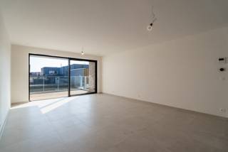 Ontdek deze 7 prachtig afgewerkte nieuwbouwappartementen op een toplocatie in het centrum van Avelgem. Elk appartement is instapklaar en afgewerkt met hoogwaardige materialen, zodat u geniet van maximaal wooncomfort. Deze moderne wooneenheden zijn uitgerust met de nieuwste technologieën, waaronder vloerverwarming voor optimaal comfort, een energiezuinige warmtepomp, een ventilatiesysteem D voor een gezond binnenklimaat en zonnepanelen voor een duurzame toekomst.<br /><br />Dankzij hun ligging en afwerking zijn deze appartementen niet alleen ideaal om zelf in te wonen, maar ook bijzonder interessant als investering. Met een indicatief rendement van 9,65%* bieden ze een uitstekende opportuniteit voor wie op zoek is naar een waardevaste en zorgeloze belegging. (*afhankelijk van uw persoonlijke situatie)<br />Wij nemen graag de tijd om u individueel advies te geven, zodat u precies weet welke mogelijkheden deze investering u kan bieden.<br /><br />Wonen in stijl én energiezuinig, of investeren met een aantrekkelijk rendement? Mis deze unieke kans niet en contacteer ons vandaag nog voor meer informatie of een bezoek.