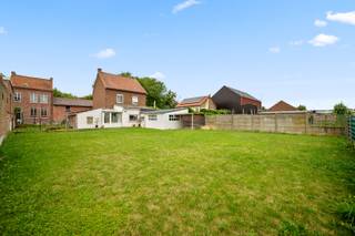 Op zoek naar een woning met ruimte, rust en mogelijkheden? Deze charmante gezinswoning biedt een uitstekende basis om er helemaal uw eigen thuis van te maken. De woning is goed onderhouden, maar kan hier en daar nog wat opgefrist worden, waardoor u de kans krijgt om ze volledig naar uw eigen smaak in te richten.<br />De rustige ligging is één van de grote troeven: u geniet van een aangename woonomgeving met een mooie tuin waar u heerlijk kunt ontspannen, terwijl alle nodige voorzieningen op korte afstand bereikbaar zijn. Scholen, winkels, restaurants en openbaar vervoer bevinden zich vlakbij, wat zorgt voor een ideale combinatie van comfort en bereikbaarheid.<br />Binnenin beschikt de woning over een ruime indeling met maar liefst vier slaapkamers, ideaal voor een gezin of voor wie extra ruimte wenst. De ingerichte keuken sluit aan bij de gezellige leefruimtes, met onder andere twee woonkamers en een aparte eetkamer. Dankzij de verschillende leefruimtes is er volop plaats voor ontspanning, gezellig samenzijn en eventueel een thuiswerkplek.<br />Daarnaast beschikt de woning over een grote garage en twee praktische bergruimtes, waarvan één perfect dienst kan doen als wasplaats. Extra opslagmogelijkheden zorgen voor een aangenaam en georganiseerd wooncomfort.<br />De combinatie van de rustige omgeving, de ruime woning, de mooie tuin en de uitstekende ligging maakt dit een unieke kans voor wie op zoek is naar een ruime gezinswoning met potentieel.<br />Een woning met karakter, ruimte en mogelijkheden, klaar om uit te groeien tot uw nieuwe thuis.