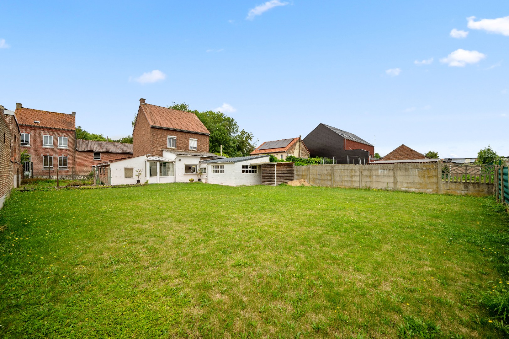 Ruime gezinswoning met 4 slpks met ruime tuin op rustige ligging - foto 2