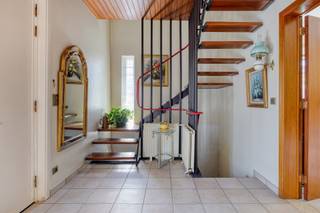 <strong>Bent u op zoek naar een woning met karakter, veel lichtinval, een mooie tuin én een rustige, maar centrale ligging? Dan is deze charmante woning in Erps-Kwerps zeker een bezoek waard!</strong><br /><br />Gelegen in een rustige straat, op een steenworp van winkels, scholen, openbaar vervoer en belangrijke invalswegen, geniet van een aangename woonomgeving met een uitstekende bereikbaarheid.<br /><br />Bij het binnenkomen springt de prachtige authentieke trap meteen in het oog. De inkomhal beschikt over een vestiaire en een gastentoilet. Op het gelijkvloers vindt u een lichtrijke leefruimte met grote raampartijen en een mooi zicht op de tuin, een gezellige keuken en een ruime veranda die tal van mogelijkheden biedt. De woning is bovendien bijna volledig onderkelderd en biedt heel wat praktische bergruimte, ideaal als wasplaats en stockage.<br /><br />Op de eerste verdieping bevinden zich drie slaapkamers en een badkamer. Daarnaast beschikt de woning over een praktische bergzolder. Buiten geniet je van een verzorgde, zonnige tuin met een gunstige oriëntatie, een garage en voldoende parkeergelegenheid op de oprit.<br /><br />De woning wordt momenteel verwarmd via een condenserende stookolieketel, maar een gasaansluiting is reeds aanwezig. Er geldt een renovatieverplichting, maar dankzij de solide basis, de mooie authentieke elementen en de uitstekende ligging biedt deze woning een unieke kans om uw eigen, hedendaagse thuis te creëren.<br /><br /><strong>Interesse? Contacteer Anne-Leen voor een bezoek via 0495 13 81 11.</strong>