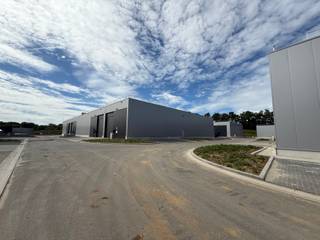 <p>DERNIÈRES UNITÉS : CONDITIONS EXCEPTIONNELLES !</p><p>Business Park Awans est presque entièrement vendu. Profitez temporairement de conditions exceptionnelles sur les dernières unités PME disponibles. Une belle opportunité pour installer votre entreprise à un emplacement stratégique à proximité de l'E40.</p><p>DÉCOUVREZ AWANS LORS DE NOS PROCHAINES JOURNÉES PORTES OUVERTES<br />Plus d'infos et dates via zabra.be/awans</p><p>Cette unité PME de 603 m² se situe dans un parc d'activités moderne comprenant 23.000 m² d'espaces verts et plusieurs terrains de sport. L'unité dispose d'un parking privé et de nombreuses places de stationnement publiques sont également disponibles sur le site.</p><p>Les atouts :<br />✅ 603 m² d'espace professionnel ;<br />✅ Situation stratégique à proximité de l'E40 ;<br />✅ Parking privé et places de stationnement publiques ;<br />✅ 23.000 m² d'espaces verts et plusieurs terrains de sport ;<br />✅ Commerces et restaurants à proximité.</p><p>Intéressé ou envie de planifier une visite ?<br />Contactez-nous au 📞 +32 472 89 60 18.</p>
