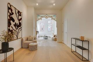 <p>Karakter van toen, comfort van nu. In een rustige straat midden in Sint-Andries ontdek je dit uitzonderlijk ruime duplexappartement van ca. 179 m², in 2026 volledig gerenoveerd met respect voor zijn oorspronkelijke architectuur.<br />Gelegen met de Kloosterstraat om de hoek, het KMSKA en ’t Zuid op wandelafstand en tegelijk de historische binnenstad vlakbij. Koffiebars, restaurants, galeries, winkels en dagelijkse voorzieningen liggen direct in de buurt.</p><p>Hoge plafonds, sierlijke glas-in-looddetails en een monumentale natuurstenen schouw geven de leefruimtes hun authentieke uitstraling. De lichte eiken vloer, strakke maatkeuken en eigentijdse badkamers zorgen voor de moderne tegenhanger. Geen standaard renovatie, maar een woning waar oud en nieuw bijzonder mooi samenvallen.</p><p>• Totaalrenovatie 2026<br />• 4 slaapkamers & 2 badkamers<br />• Authentieke glas-in-looddetails & natuurstenen schouw<br />• Private en aangelegde stadstuin<br />• EPC-label B<br />• Mogelijkheid tot aankoop garagebox aan € 35.000</p><p>De woning beslaat het gelijkvloers en de eerste verdieping van een kleinschalig gebouw met slechts drie units. Vooraan bevindt zich de royale woonkamer, gevolgd door een tweede leefruimte en de eetkamer. Achteraan vormt de keuken samen met de eetplaats het dagelijkse hart van de woning. Grote glaspartijen trekken hier het daglicht naar binnen en geven rechtstreeks toegang tot de aangelegde stadstuin: een verrassend rustige en groene plek midden in de stad.<br />Op de verdieping bevinden zich vier volwaardige slaapkamers en twee badkamers. De master beschikt over een ruime ensuite badkamer met ligbad, inloopdouche en dubbele wastafel. Een tweede douchekamer biedt extra comfort voor gezin of gasten. Ook praktisch zit het goed, met een aparte berging voor wasmachine en droogkast en een privatieve kelderberging.</p><p>Een stadstuin, bijna 180 m² woonruimte én het karakter van een herenhuis: die combinatie vind je niet elke dag in hartje Antwerpen.</p><p>Kom ze vooral zelf ervaren. Plan je bezoek via Sinjoor: 03 283 05 00 of stad@sinjoor.be.</p>