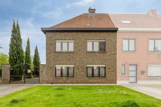 Wie op op zoek is naar een solide basis met het potentieel van een ruime gezinswoning, zal hier vinden wat hij zoekt. <br />De Veldstraat is gelegen in een residentiële buurt, toch vlakbij het centrum van Oudenaarde. <br />De eigendom heeft een zuid -oost georiënteede, volledig afgesloten tuin. <br /><br />INDELING: <br />Gelijkvloers: <br />Inkomhal met gastentoilet - woonkamer - eetkamer - keuken <br /><br />1e verdieping: <br />Nachthal - slaapkamer 1 - slaapkamer 2 - slaapkamer 3 <br /><br />Extra: <br />Kelder - tuinbergingen - zolder - aparte garage <br /><br />Algemene info: <br />- Verwarming op aardgas <br />- Tuin ZO georiënteerd <br />- Rolluiken aanwezig <br />- Geen renovatieverplichting <br /><br />Bestuursmaatregelen in het maatregelenregister: nee
