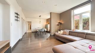 Bij ImmoFusion 7/7 “open huis” : klik op onze 3D-TOUR.<br />Ervaar vastgoed alsof je er zelf doorloopt!<br /><br />Stap binnen in deze karaktervolle woning, rustig gelegen in een doodlopende straat te Heusden-Zolder. Deze charmante woning, oorspronkelijk gebouwd in 1874 maar langs binnen smaakvol gerenoveerd, combineert authentieke elementen met hedendaags comfort. Met maar liefst vijf slaapkamers en een bewoonbare oppervlakte van 264m² is dit de ideale thuisbasis voor grote gezinnen of wie op zoek is naar extra ruimte.<br /><br />Bij het betreden van de woning kom je terecht in een aangename inkomhal met voldoende plaats voor jassen en schoenen. Van hieruit wandel je verder naar de ruime leefruimte, waar je geniet van een gezellige en lichtrijke omgeving. De living biedt moeiteloos plaats aan een grote zetel, eettafel en bijkomende kasten, waardoor je hier een echte leefruimte op maat kan creëren. Hier bevindt zich tevens een apart gastentoilet.<br /><br />Aansluitend bevindt zich de ruime keuken, voorzien van alle nodige toestellen en voldoende werkruimte. Dankzij de grootte van de keuken is er bovendien plaats voor een extra eettafel, ideaal voor gezellige familiemomenten.<br /><br />De badkamer op het gelijkvloers is verrassend ruim en uitgerust met een douche, ligbad en praktische opbergkasten. Op de eerste verdieping bevindt zich nog een tweede sanitaire ruimte met toilet en lavabo, wat zorgt voor extra comfort in het dagelijks gebruik.<br /><br />Op de bovenverdieping treffen we vijf volwaardige slaapkamers, elk met voldoende ruimte en lichtinval, perfect in te richten als slaap-, werk- of hobbyruimte.<br /><br />De woning beschikt over houten ramen met HR-glas en een klassiek zadeldak. Dankzij eerdere renovaties en bijkomende isolatie behaalt de woning een EPC-label C (248 kWh/m²), wat bijdraagt aan een degelijk energieverbruik. Verwarming gebeurt hoofdzakelijk via een condenserende gasketel, en bovendien zijn er zonnepanelen aanwezig, een mooie extra troef.<br /><br />Buiten geniet je van een ruim perceel van maar liefst 1.148m². De volledig omheinde tuin biedt veel privacy en beschikt over een gezellig terras en loungehoek, ideaal om tot rust te komen of gasten te ontvangen. Voor de wagen is er een praktische overkapping voorzien.<br /><br />Gelegen in een uiterst rustige en kindvriendelijke omgeving, en toch met een vlotte verbinding naar omliggende gemeenten en voorzieningen, biedt deze woning het beste van twee werelden.<br /><br />Pluspunten:<br />- Gerenoveerde woning met karakter<br />- 5 slaapkamers<br />- Ruim perceel van 11a48ca<br />- Zonnepanelen aanwezig<br />- EPC-label C<br />- Volledig omheinde tuin<br />- Rustige ligging in doodlopende straat<br />- Thuisbatterij van de zonnepanelen aanwezig<br /><br />Voor een bezichtiging ter plaatse of meer info, bel ons op 078/78.78.70, of kom gewoon binnen op ons kantoor, steeds welkom!