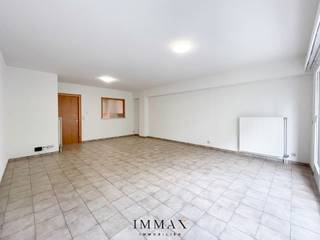 Cet appartement spacieux bénéficie d'un emplacement privilégié à proximité de la mer et de l'avenue Lippens.<br /><br />Agencement :<br />En entrant dans l'appartement, vous accédez au hall d'entrée avec des toilettes pour invités et un débarras pratique. Le salon lumineux donne accès à la terrasse à l'avant. La cuisine entièrement équipée se trouve juste à côté.<br /><br />À l'arrière, on trouve deux chambres, toutes deux donnant sur la terrasse arrière. La salle de bains est équipée d'une baignoire, d'un double lavabo et de toilettes.<br /><br />Cave privative incluse.<br />Loyer : 950 euros/mois<br />Charges fixes : 70 euros/mois<br /><br />Vous souhaitez louer cet appartement ? Veuillez nous contacter au 050 62 44 14 ou via knokke@immax.be