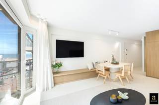 <p>Aan het iconische Rubensplein in Knokke, op een uitzonderlijke ligging op de hoek van de Zeedijk, bevindt zich dit prachtig gerenoveerde appartement met adembenemend frontaal zeezicht. Dankzij de zuidwestelijke oriëntatie geniet u hier niet alleen van een magnifiek vergezicht over zee, maar ook van zonlicht tot in de avonduren – een absolute troef.</p>
<p>De inkomhal verwelkomt u met een praktische vestiaire en gastentoilet. De hoofdslaapkamer beschikt over ruime ingemaakte kasten en sluit aan op een luxueus afgewerkte douchekamer met een tweede toilet. Ook de tweede slaapkamer is voorzien van praktische ingebouwde kasten en biedt voldoende ruimte voor een volwaardig bed of logeeropstelling.</p>
<p>De lichtrijke leefruimte baadt in het zonlicht dankzij de brede raampartijen aan de zeekant en kijkt uit over zowel het strand als het levendige Rubensplein. De open keuken vormt een stijlvol en tegelijk functioneel geheel, uitgerust met hoogwaardige Miele-toestellen, een wijnkast en een aparte diepvriezer – perfect voor wie comfort en kwaliteit weet te appreciëren.</p>
<p>Het volledige appartement werd afgewerkt met smaakvolle mortex vloeren voorzien van vloerverwarming, wat zorgt voor een strak en warm interieurgevoel.</p>
<p>Extra troeven zijn de private kelderberging en de vlot toegankelijke fietsenberging in het gebouw.</p>
<p>Een pareltje op één van de meest gegeerde locaties van Knokke, waar zeezicht, zon en elegantie samenkomen.<br />EPC: 91 kWh/m²/j [A-label]</p>