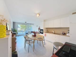 Nous vous proposons un appartement d'une chambre haut de gamme à louer à Desselgem. Avec tout à portée de main, c'est un véritable gagnant. Il est équipé des dernières techniques et est entièrement installé. Cet appartement possède une grande terrasse.<br /><br /><br />MISE EN PAGE :<br />Premier V :<br />- espace de vie spacieux<br />- une terrasse gigantesque<br />- cuisine ouverte entièrement installée<br />- rangement<br />- belle salle de bain avec lavabo, douche à l'italienne et toilettes<br />- chambre spacieuse<br /><br />GÉNÉRAL :<br />- disponible immédiatement<br />- complètement nouveau (2025)<br />- finition haut de gamme<br /><br />Le moyen le plus rapide pour visiter cette propriété ? Demandez votre visite via le bouton rouge de notre site Web (www.dewaele.com) et vous serez contacté par notre expert en location. Les rendez-vous ne peuvent pas être pris par téléphone. Pour toute autre question, vous pouvez nous contacter par téléphone au 056 605 605.