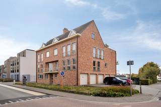 Dit moderne appartement met twee slaapkamers is gelegen op de eerste verdieping van een kleinschalige residentie.Indeling:Via de ruime inkomhal komt...