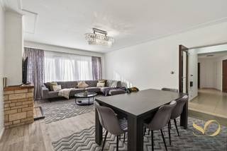 We stellen u dit appartement van 109 m² volgens EPC voor, gelegen op de 1e verdieping van een gebouw van 5 verdiepingen met lift, ideaal gelegen in Laken, Joseph-Benoit Willemsplein 54, in de nabijheid van openbaar vervoer, winkels en scholen,… . Het appartement, dat zeer goed onderhouden is, bestaat uit een woonkamer (30 m²), 2 slaapkamers, een ingerichte keuken, een badkamer met voorzieningen voor wasmachine en droogkast en balkon (2 m²). Mogelijkheid om een garagebox afzonderlijk aan te kopen. Collectieve gasverwarming. Elektriciteit niet conform. EPC: G. Lasten: ± 360 €/maand (gemeenschappelijke kosten + privatieve verwarming). Momenteel verhuurd. Onroerende voorheffing: ± 1370 €. We verkopen eveneens 2 tweeslaapkamerappartementen waaronder 1 met garagebox en 1 drieslaapkamerappartement op de eerste verdieping. Alle 4 appartementen zijn verhuurd. Ideaal VOOR IEDEREEN.