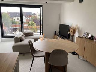 <h3><span>Volledig gerenoveerd appartement met terras en autostaanplaats. </span></h3><p><span>Dit recent gerenoveerde app.is gelegen in een rustige, doodlopende straat, schuin tegenover een park. Het biedt modern comfort, een uitstekende afwerking en een energiezuinige indeling. Ideaal voor een single of een koppel dat op zoek is naar een instapklare en stijlvolle woonst.</span></p><p><span>Indeling en voorzieningen:</span></p><ul><li><span>Inkomhal:</span><span> Functionele en uitnodigende entree.</span></li><li><span>Ruime slaapkamer:</span><span> Comfortabel en praktisch ingedeeld.</span></li><li><span>Badkamer:</span><span> Moderne douche, lavabo met meubel.</span></li><li><span>Apart toilet:</span><span> Voorzien van handenwasser.</span></li><li><span>Berging/wasplaats:</span><span> Grote opbergruimte met aansluiting voor wasmachine en droger.</span></li><li><span>Ingerichte keuken:</span><span> Uitgerust met vaatwasser, frigo/diepvries, oven, dampkap en een royaal werkblad.</span></li><li><span>Living:</span><span> Lichtrijke ruimte met grote raampartij, toegang tot een ruim terras.</span></li></ul><p><span>Buitenruimte en extra voorzieningen:</span></p><ul><li><span>Fietsenstalling:</span><span> Ruime gemeenschappelijke stalling.</span></li><li><span>Vuilbakkenberging:</span><span> Handig en georganiseerd.</span></li><li><span>Autostaanplaats inbegrepen </span><span>achter het gebouw </span></li></ul><p><span>Troeven:</span></p><ul><li><span>Energiezuinig: EPC A</span></li><li><span>Vloerverwarming en doorlopend steentapijt.</span></li><li><span>Hedendaagse verlichting en gordijnen (voorzijde) voorzien.</span></li><li><span>Geen algemene onkosten: inclusief onderhoud hal, glazenwasser, parking en voortuin.</span></li><li><span>Rustige ligging met park vlakbij.</span></li></ul><p><span>Belangrijk:</span></p><ul><li><span>Huisdieren:</span><span> Niet toegelaten.</span></li><li><span>Beschikbaar vanaf </span><span>1 Dec 2026 ( kan vroeger vanaf 1 Okt. 2026)</span><span>.</span></li></ul><p><span>Bent u op zoek naar een modern en comfortabel appartement in een rustige buurt? Contacteer ons voor meer informatie of een bezichtiging!</span></p><p><span> </span></p>