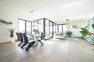 <p>Op de Antoine Coppenslaan in Turnhout, vlak bij de Nieuwe Kaai, geniet dit appartement van een centrale ligging met alle voorzieningen op wandelafstand. De gezellige buurt aan het water combineert rust met vlotte bereikbaarheid en een aangenaam woonklimaat.</p>
<p>Met een bewoonbare oppervlakte van 130 m² biedt dit appartement een ruim en licht geheel. De leefruimte vormt het hart van de woning, met grote raampartijen die uitkijken op de Kaai en een open keuken die het woongedeelte extra gezellig maakt. Er zijn twee slaapkamers, een badkamer en een praktische berging. Het inpandige terras van 9,5 m² is een fijne plek om beschut buiten te genieten met zicht op het water.<br />In de ondergrondse kelder zijn zowel een autostaanplaats met eigen laadpunt als een extra berging aanwezig, deze zijn verplicht bij aan te kopen voor 25.000 EUR.</p>
<p>Troeven:</p>
<ul>
<li>
<p>Uitzicht op de Nieuwe Kaai</p>
</li>
<li>
<p>Rustig, maar toch centraal gelegen</p>
</li>
<li>
<p>Winkels op wandelafstand</p>
</li>
<li>
<p>Inpandig terras</p>
</li>
<li>
<p>Autostaanplaats met eigen laadpunt en berging</p>
</li>
<li>
<p>Energiezuinig met EPC-label B (121 kWh/m²)</p>
</li>
</ul>