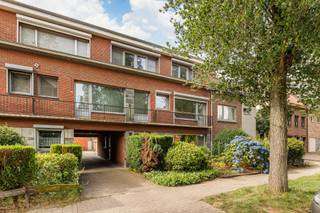 <h2>🏡 <strong>Gezellig appartement in Schoten</strong></h2>
<p><span>Bent u op zoek naar een <strong>2‑slpk appartement</strong> met <strong>terras</strong> en <strong>garage</strong>? Dit appartement op de eerste verdieping biedt een comfortabele indeling, veel lichtinval en een zuidgericht terras.</span></p>
<div></div>
<h2>🏠 <strong>Indeling</strong></h2>
<ul>
<li>
<p><span><strong>Gemeenschappelijke inkomhal</strong> met toegang tot de berging met aansluiting voor wasmachine</span></p>
</li>
<li>
<p><span><strong>Eigen inkomhal</strong></span></p>
</li>
<li>
<p><span><strong>Ruime leefruimte</strong> met rolluiken en screens</span></p>
</li>
<li>
<p><span><strong>Geïnstalleerde keuken</strong> voorzien van vaatwasser, oven, ijskast en inductievuur</span></p>
</li>
<li>
<p><span><strong>2 slaapkamers</strong>, waarvan één met toegang tot het <strong>zuidgerichte terras</strong></span></p>
</li>
<li>
<p><span><strong>Badkamer</strong> met douchecabine, lavabo en toilet</span></p>
</li>
</ul>
<div></div>
<h2>ℹ️ <strong>Extra informatie</strong></h2>
<ul>
<li>
<p><span>€125/mnd voor verwarming, warm water, elektriciteit in de gemene delen en gebruik van de <strong>garagebox met elektrische poort</strong></span></p>
</li>
<li>
<p><span>EPC <strong>label B – 178 kWh/(m²·jaar)</strong></span></p>
</li>
<li>
<p><span><strong>Elektriciteit conform</strong></span></p>
</li>
<li>
<p><span><strong>Gerenoveerd in 2023</strong></span></p>
</li>
</ul>
<h2>Interesse?</h2>
<p><span>📞 +32 3 568 03 03 ✉️ info@vastgoed03.be 👉 Vastgoed 03 – plan vandaag nog uw bezoek!</span></p>