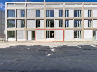 Dit stijlvolle nieuwbouwappartement te huur is gelegen in het unieke nieuwbouwproject Kolenkaai te Brugge. Op enkele minuten wandelen of fietsen van het bruisende historische centrum, handelszaken en het openbaar vervoer, geniet je hier van hedendaags comfort, lichtinval en een rustige ligging naast het Baron Ruzettepark — het beste van twee werelden in de Brugse stadsrand.<br /><br />Indeling: <br />-1°V:<br />- ondergrondse staanplaats (P21)<br /><br />Gelijkvloers: <br />- inkomhal met ingemaakte vestairekast en apart toilet (4m²) <br />- woonkamer met open keuken (37m²) voorzien van combi-oven, koelkast met diepvriesvakje, vaatwas en spoelbak<br />- berging (4m²) met aansluiting voor de wasmachine<br />- slaapkamer (11m²) <br />- badkamer (5m²) voorzien van kasten, lavabo en inloopdouche<br />- terras (14m²) met zicht op de binnentuin <br /><br />Algemeen: <br />- Huurprijs: € 1.000,00/maand<br />- Provisie gemeenschappelijke delen: € 75,00/maand<br />- Provisie eigen verbruik: € 100,00/maand <br />- Onmiddellijk beschikbaar <br />- Volledig geschilderd met lichtarmaturen en gordijnrails <br /><br />De snelste manier om een bezoek te brengen aan dit pand? Vraag je bezoek aan via de roze knop op onze website (www.dewaele.com) en je wordt gecontacteerd door onze verhuurexpert Broes.<br /><br />Telefonisch kunnen er geen afspraken gemaakt worden. Bij andere vragen kun je ons telefonisch contacteren via 050 444 999.<br /><br /><br />Deze AI-visualisaties zijn bedoeld als inspiratie. Er werd geen rekening gehouden met technische specificaties, stedenbouwkundige voorschriften of de concrete mogelijkheden tot realisatie.