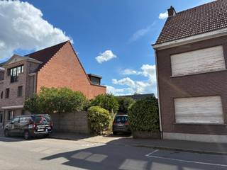 Gelegen op in het centrum van Sint-Antonius bevindt zich deze mooie projectgrond voor het bouwen van een meergezinswoning of woningen. Het...
