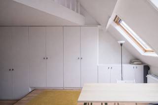 <strong>Topligging - St Elisabeth begijnhof! Instapklaar duplex appartement in een rustige straat nabij het historisch centrum!</strong><br /><br />Voor meer informatie mail naar info@carloeggermont.be<br /><br />Dit instapklaar<strong> duplex-appartement</strong> maakt deel uit van een <strong>kleinschalige residentie </strong>met slechts <strong>drie entiteiten</strong> en is gelegen in een<strong> rustige straat</strong> nabij het <strong>historisch centrum</strong>, <strong>Sint Elisabeth begijnhof</strong>, <strong>Gravensteen</strong>,...<br /><br />Het <strong>duplex appartement </strong>situeert zich op de <strong>derde verdieping </strong>en geniet van een <strong>aangename ruimtelijkheid</strong> dankzij de <strong>openheid </strong>tot in de nok en omvat een <strong>woon- en eetkamer</strong>, volledig uitgeruste<strong> keuken</strong>, <strong>badkamer </strong>met inloopdouche, wastafel en toilet<strong> </strong>en een <strong>mezzanine met slaapkamer </strong>voorzien van <strong>ingemaakte kastruimte.</strong><br /><br />Naast de lichtinval en <strong>algemeen goede staat</strong>, geniet het appartement van een <strong>vlotte bereikbaarheid</strong> met de wagen en het openbaar vervoer met als extra troef in de onmiddelijke nabijheid van <strong>winkels</strong>, <strong>cultuur </strong>en verschillende <strong>scholen </strong>en <strong>universiteiten</strong>.<br /><br /><strong>Kortom, een ideale opportuniteit voor ouders van studerende kinderen, als eerste woonst of personen die op zoek zijn naar een goede investering op een toplocatie!</strong><br /><br />Conformiteitsattest aanwezig!