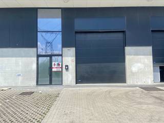 Bedrijfsgebouw bestaande uit 240 m² opslagruimte te huurUitstekend gelegen langs de commerciële Woluwelaan (R22) te Grimbergen, met een vlotte...