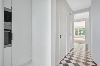 Ben je op zoek naar een sfeervol appartement in het hart van Antwerpen? Dit prachtige appartement van 82 m², gelegen op de 4de verdieping aan de Mechelsesteenweg, biedt de perfecte combinatie van luxe en comfort.<br /><br />Met een uitstekende ligging nabij de Harmoniewijk en het Zuid geniet je van een levendige omgeving en een vlotte bereikbaarheid via belangrijke invalswegen.<br /><br />Het appartement is met veel oog voor detail gerenoveerd. Denk aan prachtig textuur schilderwerk, een stijlvolle terrazzo tegelvloer en een warme parketvloer. De indeling is doordacht: je komt binnen in een inkomhal met gasttoilet en handige ingemaakte vestiairekasten. De ruime leefruimte met uitzicht op groen zorgt voor een aangename sfeer. De moderne badkamer is uitgerust met een inloopdouche en lavabo, en er is een extra berging aanwezig.<br /><br />De volledig geïnstalleerde keuken biedt alle benodigde toestellen en geeft toegang tot een klein terrasje, ideaal voor een gezellige aperitief. De slaapkamer beschikt over op maat gemaakte kasten en een bureau.<br /><br />Bovendien is er een ruime private berging met inbouwkasten. Mis deze unieke kans niet en plan vandaag nog een bezichtiging!