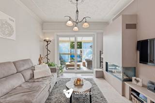 <p><span>Instapklaar gelijkvloers appartement met terras, tuin en garage</span></p><p><span> </span></p><p><span>Belangrijkste troeven:</span></p><p><span>- Centrale ligging: alles op wandelafstand</span></p><p><span>- Perfect instapklaar</span></p><p><span>- Praktische indeling met mooie leefruimtes met zicht op de tuin</span></p><p><span>- Aparte berging en technische ruimte = zeer praktisch</span></p><p><span>- Badkamer met inloopdouche</span></p><p><span>- Geen gemeenschappelijke kosten</span></p><p><span>- Knappe privétuin met terras, atelier met water en elektriciteitsvoorzieningen</span></p><p><span> </span></p><p><span>Bekijk zeker ook onze grondplannen met de afmetingen. Zo krijgt u van thuis uit al een perfect beeld van wat deze woning te bieden heeft!</span></p><p><span>Wenst u meer info of een vrijblijvende bezichtiging, contacteer dan ons kantoor op het nummer 014 39 99 99 en wij helpen u graag verder.</span></p>