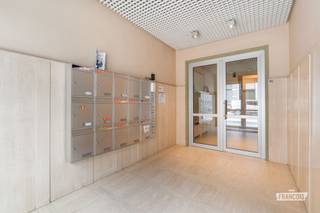 In het centrum van Oudenaarde, met winkels, horeca en tal van dagelijkse voorzieningen binnen handbereik, bevindt zich dit ruime appartement in Residentie Tacambaro. Dankzij de centrale ligging, twee slaapkamers en het feit dat het appartement momenteel verhuurd is, vormt deze eigendom zowel voor eigen bewoning als voor investeerders een interessante opportuniteit.<br /><br />Via de inkomhal met afzonderlijk gastentoilet bereikt u de aangename leefruimte. Aansluitend bevindt zich de keuken. Verder beschikt het appartement over twee volwaardige slaapkamers en een badkamer uitgerust met ligbad, wastafel en toilet. Een private kelderberging zorgt voor bijkomende opslagruimte. Bovendien is er een lift aanwezig in het gebouw, wat het dagelijkse wooncomfort verhoogt. Er zijn ook airco-units aanwezig, een mooie extra troef die tijdens de warmere maanden voor bijkomend comfort zorgt.<br /><br />Het appartement is momenteel verhuurd aan €745 per maand, waardoor een investeerder meteen over bestaande huurinkomsten beschikt.<br /><br />Een bijkomende troef is de mogelijkheid om een private garage aan te kopen voor €30.000. Zeker in het centrum van Oudenaarde vormt dit een interessante meerwaarde. De aankoop van de garage is optioneel en niet inbegrepen in de verkoopprijs van het appartement.<br /><br />Bent u op zoek naar een centraal gelegen appartement dat u op termijn naar eigen smaak kunt moderniseren, of naar een vastgoedinvestering met bestaande huurder? Dan is dit appartement in Residentie Tacambaro zeker het ontdekken waard.<br /><br />Interesse? Vraag uw bezoek aan via Ruben: 0479603694.<br /><br />Denk je eraan om je appartement of woning in Oudenaarde of omgeving te verkopen? Neem vrijblijvend contact op met Ruben van Immo Francois in Oudenaarde voor een gratis waardebepaling via ruben@immofrancois.be.<br /><br />