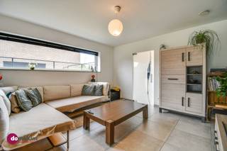 <p><span>Mooie halfopen, recente woning met 3 slaapkamers in Hever</span></p><p><span> </span></p><p><span>Wil je wonen in een rustige woonwijk in een doodlopende straat? Twijfel dan niet en neem een kijkje in deze woning! </span></p><p><span> </span></p><p><span>Via de inkomhal, met apart toilet en ingemaakte vestiaire, kom je in de lichtrijke, open woonkamer met zit- en eetgedeelte. De open keuken is voorzien van alle comfort, koken wordt dus een plezier. Aansluitend aan de keuken heb je de inpandige garage met plaats voor een berging (met aansluiting voor wasmachine/droogkast).</span></p><p><span> </span></p><p><span>Via de trap naar de eerste verdieping, waar je beschikt over 3 ruime slaapkamers. Daarnaast is er een ruime badkamer aanwezig met dubbele wastafel, bad & inloopdouche. Op de nachthal is er nog een extra toilet aanwezig. </span></p><p><span> </span></p><p><span>Op de zolder kan je makkelijk dingen stockeren. </span></p><p><span> </span></p><p><span>Genieten kan je zonder meer in de tuin of op het terras.</span></p><p><span> </span></p><p><span>De woning is gelegen in een recente woonwijk waar het rustig en gezellig vertoeven is. Daarnaast is alles binnen handbereik (winkels, scholen, openbaar vervoer, ...) en beschik je over een vlotte verbinding naar Mechelen, Leuven, Antwerpen en Brussel.</span></p><p><span> </span></p><p><span>Spreekt deze woning jou ook aan? Aarzel dan niet om ons te contacteren!</span></p><p><span> </span></p><p><span>015 20 36 00 - <span>info@domoxim.be</span></span><span> </span></p><p><span> </span></p><p><span>domoXim. Waar dromen thuis komen!</span></p><p><span> </span></p><p><span>Ook de waarde van je </span><span>eigen</span><span> woning kennen? Wij geven je graag advies.</span></p>
