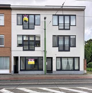 Ben je op zoek naar een ruim appartement met <strong>twee slaapkamers</strong> in Zwijndrecht? Dan is dit appartement zeker een bezoekje waard!<br /><br />Je komt binnen in de lichtrijke leefruimte met open keuken. De keuken is uitgerust met een <strong>nieuwe koelkast en vaatwasmachine.</strong><br />Aansluitend vind je een ruime berging met aansluitingen voor je wasmachine en droogkast. Daarnaast biedt deze ruimte voldoende plaats voor extra opslag.<br /><br />Het appartement beschikt over<strong> twee slaapkamers</strong>. Vanuit de kleinste slaapkamer heb je rechtstreeks toegang tot het <strong>terras.</strong><br /><br />De badkamer is voorzien van een douche en een lavabomeubel.<br />Daarnaast is er een apart gastentoilet.<br /><br />Tot slot is dit appartement <strong>gunstig gelegen</strong>, vlakbij winkels, scholen en openbaar vervoer.<br /><br /><strong>Praktische informatie:</strong>
<ul>
<li>Beschikbaar vanaf 01/01/2027</li>
<li>Gemeenschappelijke kosten per maand: € 50,-</li>
<li>Huurwaarborg: 3 maanden huur (€2.700,-)</li>
<li>Combi ingaande + uitgaande plaatsbeschrijving: € 285,- incl. 21 % BTW (per partij)</li>
</ul>
Interesse? Neem gerust contact op voor meer informatie of een bezoek ter plaatse.<br /><br />Neem een kijkje op www.immoselekt.be voor ons volledige huuraanbod.<br />