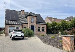 Deze charmante vrijstaande villa bevindt zich op een schitterend perceel van maar liefst 22a 93ca, centraal gelegen in het prachtige en groene Haspengouw.<br /><br />De volledige beschrijving en alle foto's zijn terug te vinden op onze website: <strong>www.pierco.be</strong><br /><br />Neerlanden staat bekend om zijn rustige en landelijke karakter. De combinatie van uitgestrekte vergezichten, mooie wandel- en fietsroutes en een aangename woonomgeving maakt dit de perfecte plek voor wie houdt van ruimte, natuur en levenskwaliteit, terwijl belangrijke verbindingswegen vlot bereikbaar blijven.<br /><br />Bij het binnenrijden van de straat springt meteen het verzorgde karakter van de omgeving in het oog. Mooie woningen en een rustige sfeer zorgen hier voor een bijzonder aangename woonbeleving. De villa zelf is op een comfortabele afstand van de straat gebouwd en beschikt over een ruime oprit van ongeveer 55 m², wat extra privacy en een gevoel van rust creëert.<br /><br />Via de inkomdeur komen we terecht in een ruime ontvangsthal met een afzonderlijk gastentoilet. Onder de elegante marmeren trap werd bovendien praktische bergruimte voorzien, ideaal voor het opbergen van dagdagelijkse spullen.<br /><br />Aan de rechterzijde bevindt zich de royale leefruimte, een lichtrijke plek dankzij de grote raampartijen. Het schuifraam biedt een prachtig uitzicht op de achterliggende tuin en zorgt voor een mooie verbinding tussen binnen en buiten. De pelletkachel vormt hier het gezellige middelpunt en verspreidt een aangename warmte doorheen het gelijkvloers.<br /><br />De afzonderlijke keuken sluit naadloos aan bij de leefruimte en geniet eveneens van een prachtig zicht op het groen. Vanuit de keuken is er directe toegang tot de tuin. Aansluitend vinden we een praktische berging met voorzieningen voor wasmachine en droogkast.<br /><br />Via deze ruimte bereiken we ook de voormalige garage, die momenteel ingericht is als extra slaapkamer met eigen douche en toilet. Deze veelzijdige ruimte kan perfect dienst doen als gastenkamer, praktijkruimte, bureau of als gelijkvloerse slaapkamer.<br /><br />Op de eerste verdieping bevinden zich drie volwaardige slaapkamers. Eén van de kamers beschikt over een aparte dressing. De badkamer bevindt zich centraal op de verdieping en is uitgerust met een ligbad, douche, lavabo en toilet.<br /><br />De grote blikvanger van deze eigendom is zonder twijfel de uitzonderlijk ruime tuin. Dankzij de indrukwekkende oppervlakte biedt deze tal van mogelijkheden en is ze onder meer uitermate geschikt voor dierenliefhebbers. Het houden van paarden behoort hier zeker tot de mogelijkheden. Een extra troef is de achterliggende toegang via een afzonderlijk wegje, wat zorgt voor bijkomend gebruiksgemak.<br /><br />Ook op technisch vlak scoort deze woning sterk. Zo werden in 2016 maar liefst 24 zonnepanelen geplaatst en beschikt de woning over een EPC-label C. Hierdoor geldt er geen renovatieverplichting.<br /><br />Bent u op zoek naar een verzorgde en instapklare woning met veel ruimte, een prachtige tuin en een rustige ligging in een groene omgeving? Dan is deze unieke villa absoluut een bezoek waard en misschien wel uw toekomstige thuis.