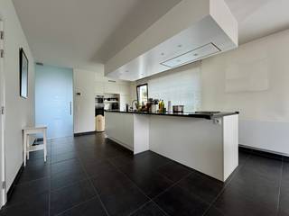 Deze ruime halfopen bebouwing, gelegen aan de Valeer Van Kerkhovenlaan 3 te Maldegem, combineert een uitstekende ligging met een hoog wooncomfort. De woning bevindt zich op een rustige locatie, vlak bij het centrum van Maldegem, waardoor alle dagelijkse voorzieningen zoals winkels, scholen, openbaar vervoer, sport- en recreatiefaciliteiten zich binnen handbereik bevinden. Bovendien zorgen de nabijgelegen invalswegen voor een vlotte verbinding naar de omliggende gemeenten en steden.<br /><br />De woning werd gebouwd in 2013 en beschikt over een gunstig EPC-label A, wat garant staat voor een energiezuinig en comfortabel woonklimaat. Daarnaast is de woning uitgerust met zonnepanelen en een ventilatiesysteem, wat bijdraagt aan een lagere energiekost en een aangenaam binnenklimaat. Met vier slaapkamers, twee badkamers, twee aparte toiletten, een inpandige garage en centrale verwarming op aardgas biedt deze woning alle ruimte en comfort voor een gezin.<br /><br />Bij het betreden van de woning kom je terecht in de ruime en lichtrijke leefruimte die dankzij de grote raampartijen een aangenaam zicht biedt op de tuin. Aansluitend bevindt zich de open keuken, uitgerust met een praktisch keukeneiland, veel werk- en bergruimte en alle nodige voorzieningen. Naast de keuken vinden we een handige berging die extra opslagruimte biedt. Verder beschikt het gelijkvloers over een apart gastentoilet en een ruime inpandige garage.<br /><br />Op de eerste verdieping bevindt zich de master bedroom met aansluitende dressing. Daarnaast is er een ruime badkamer voorzien van een dubbele wastafel, douche en ligbad. Op deze verdieping vinden we tevens een tweede apart toilet, een praktische berging en nog drie bijkomende slaapkamers. Twee van deze slaapkamers hebben rechtstreeks toegang tot een tweede badkamer met douche en wastafel, wat zorgt voor extra comfort en functionaliteit.<br /><br />Buiten geniet je van een gezellige, volledig afgesloten tuin met terras, waar het aangenaam vertoeven is tijdens de zonnige dagen. Een tuinberging biedt bijkomende opbergruimte voor fietsen en tuinmateriaal. Bovendien beschikt de woning over een private oprit vooraan de woning.<br /><br />Beschikbaar: 1 augustus 2026.<br /><br />Bent u op zoek naar een modern en comfortabele woning in Maldegem? Neem dan vandaag nog contact op met Tom Verstringe van Immo Francois Meetjesland voor meer informatie of een bezichtiging.<br /><br />GRAAG ALS EERSTE OP DE HOOGTE VAN ONS AANBOD?<br /><br />1) BEZORG ONS UW ZOEKVOORKEUREN EN WE HOUDEN CONTACT,<br /><br />2) VOLG @IMMOFRANCOISMEETJESLAND VIA INSTAGRAM<br /><br />