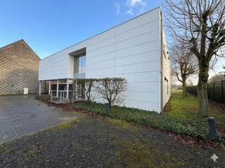 In Destelbergen, direct aan de op- en uitrit van de R4, bevindt zich dit instapklare en goed bereikbare bedrijfsgebouw: een topligging...