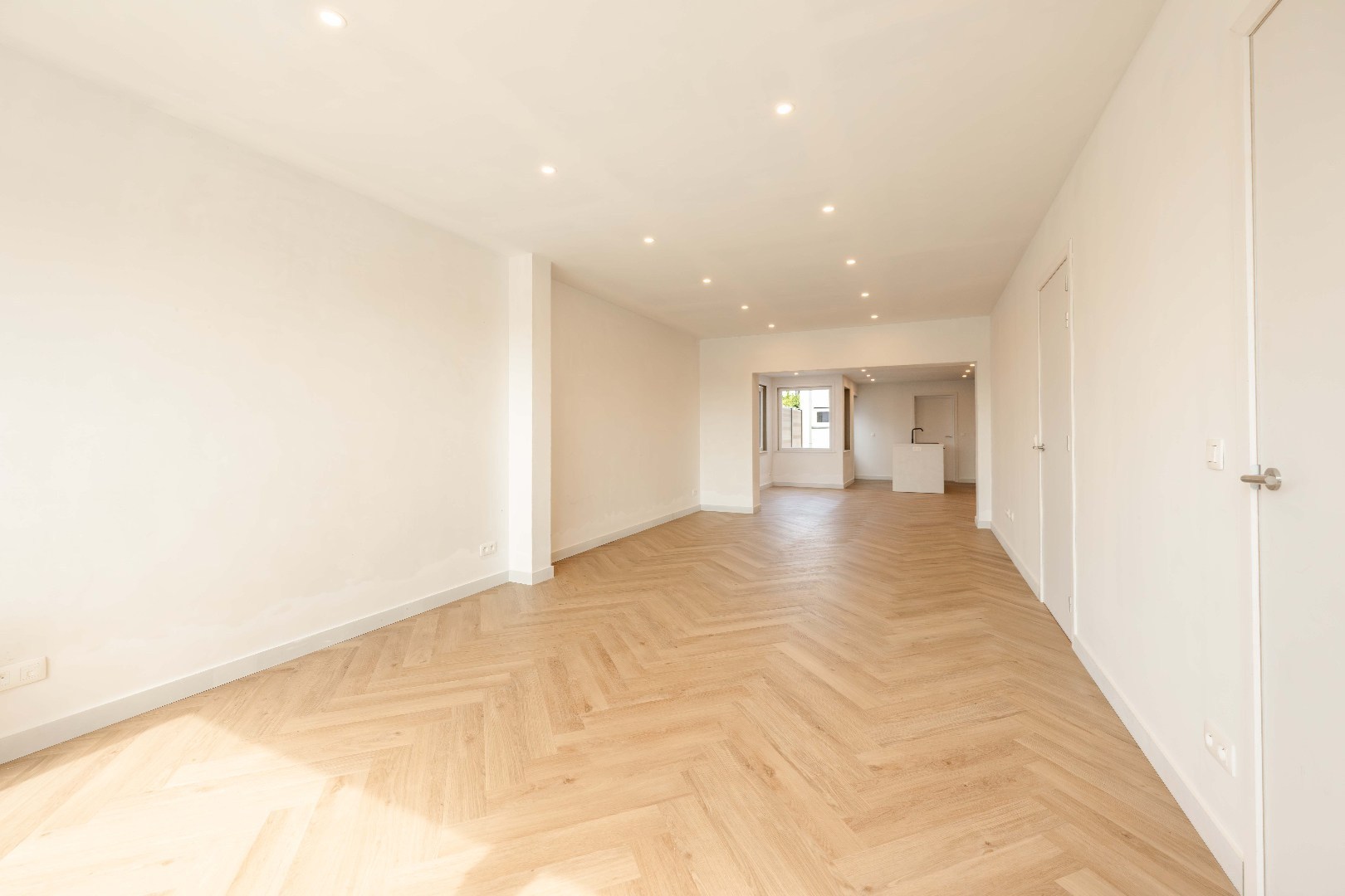 VOLLEDIG GERENOVEERDE, ZEER RUIME WONING VLAKBIJ CENTRUM ARDOOIE - foto 5