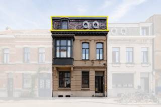 Locatie
Dit appartement geniet van een uitstekende ligging in een rustige straat, op wandelafstand van de Bredabaan met diverse winkels, supermarkten en horecazaken. Openbaar vervoer (tram en bus) bevindt zich vlakbij en zorgt voor een vlotte verbinding met Antwerpen-centrum en omliggende gemeenten. Scholen, kinderopvang en dagelijkse voorzieningen zijn eveneens in de onmiddellijke omgeving aanwezig. Daarnaast ligt het Gemeentepark Merksem op korte afstand, ideaal voor ontspanning in het groen.
Indeling
Je nieuwe thuis bevindt zich op de tweede verdieping van een charmant gebouw met slechts drie units. Je betreedt het appartement via de inkomhal met authentieke elementen. Via de recent vernieuwde veiligheidsdeur (2025) kom je in de woonkamer, die is voorzien van een ingemaakte kastenwand en daardoor enorm veel opbergruimte biedt.
De open keuken sluit naadloos aan op de leefruimte en is uitgerust met alle toestellen, waaronder een ingebouwde koelkast (2025), elektrische kookplaat, dampkap, oven (2025) en vaatwasser (2026).
De badkamer werd volledig vernieuwd en beschikt over een moderne regendouche, een wastafelmeubel en een toilet. Daarnaast is er ook aansluiting voorzien voor een wasmachine en droogkast.
De ruime slaapkamer biedt meer dan voldoende plaats voor een dubbel bed en een grote kast. Tot slot is er nog een ruime kelderberging aanwezig.
Troeven
✔ Instapklaar & goed onderhouden
✔ Nabij openbaar vervoer, winkels, scholen
✔ Gunstige EPC-score (C)
✔ Elektriciteit conform
✔ Individuele meters
✔ Vlotte verbinding naar de E313 en Antwerpse Ring
Technisch
Het appartement bevindt zicht in een super charmant authentiek gebouw. U verwarmt uw appartement met een individuele cv-ketel op gas van het merk Vailant (2012).
Het appartement is voorzien van houten ramen met hoogrendementsglas. Het dak werd ook reeds vernieuwd en geïsoleerd (2014) en u heeft ook een parlofoon. Het appartementsgebouw heeft aparte meters voor gas, elektriciteit en water. Zo betaalt u alleen wat u verbruikt.
Koopt u als enige en eerste woning? Dan geniet u van het verlaagde tarief van 2% verkooprechten.Bent u reeds eigenaar? Verkoop uw eerste eigendom binnen de 2 jaar en profiteer alsnog van deze gunstmaatregel. Voor meer informatie of een gratis waardebepaling van uw vastgoed kan u een aanvraag invullen op onze website of even bellen op het nr. 03/345.88.99.