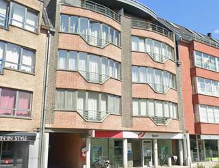 In het hart van Deinze, op wandelafstand van de markt en het station, vinden we dit ruime appartement met garage.
De indeling is als volgt: bij binnenkomst hebben we een ruime inkomhal met apart gastentoilet en handige berging.
Een heel ruime woonkamer met aansluitend een handige keuken.
Achteraan het appartement vinden we 2 volwaardige slaapkamers en een badkamer met ligbad.
Er is tevens een garagebox inbegrepen in de huurprijs.
Huur: €795/maand + €75/maand gemeenschappelijke kosten.
Meer informatie of een bezoeken? Contacteer ons!