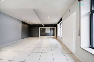 We Invest presents a commercial ground floor in very good condition, ideally located in the heart of Beauraing. This commercial ground floor...