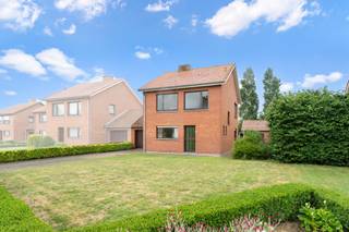 Halfopen gezinswoning met tuin en 4 slaapkamers in de Nachtegalenlaan. Deze woning is gelegen in een rustige wijk in de Nachtegalenlaan in Veurne...