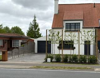 Deze volledig gerenoveerde woning, inclusief een gloednieuwe bijbouw uit 2024, is gunstig gelegen op een goede invalsweg. Het huis combineert modern wooncomfort met uitstekende energetische voorzieningen, zoals centrale verwarming op aardgas, een sfeervolle pelletkachel en elf zonnepanelen die nog tot 2030 profiteren van groencertificaten. Het interieur is praktisch en luxueus ingedeeld met onder andere twee badkamers, waarvan de ene is uitgerust met een ontspannend ligbad en de andere over een moderne inloopdouche beschikt.<br /><br />Op het gebied van veiligheid en gemak is de woning zeer compleet uitgerust met een videofoon, camerabewaking en een elektrisch te bedienen poort. Ook het Velux-raam is elektrisch bedienbaar en alle ramen in de woning zijn voorzien van vliegenramen voor optimaal comfort tijdens de zomermaanden.<br /><br />Buiten vindt u een onderhoudsvriendelijke tuin waar het heerlijk vertoeven is. De vaste barbecue maakt het plaatje compleet voor wie houdt van het buitenleven zonder de lasten van intensief tuinonderhoud. Deze instapklare woning biedt hiermee een unieke combinatie van veiligheid, duurzaamheid en modern sanitair comfort.<br /><br />EPC BEPAALT VOOR DE RENOVATIES