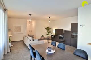 <p><span>In de recente woonwijk 'Keysershoek', gelegen net buiten het centrum van Kontich, vinden we dit prachtige gelijkvloers appartement.</span></p><p><span>In deze kleinschalige wijk met aandacht voor groen is het heerlijk rustig wonen.</span></p><p><span> </span></p><p><span>Bij dit appartement hoort ook nog een handige </span><span>private kelderberging + een ondergrondse autostaanplaats die inbegrepen zijn in de prijs.</span><span> </span></p><p><span>In het gebouw kan je verder nog gebruik maken van een fietsenstalling in de kelderverdieping, alsook van de fietsenbeugels voor het gebouw.</span></p><p><span>De doordachte aangelegde verbindingen per wandel- en fietspad naar de omliggende straten, maken het openbaar vervoer en de belangrijke invalswegen optimaal bereikbaar.</span></p><p><span> </span></p><p><span>Indeling:</span></p><p><span>We betreden het appartement via de inkomhal en komen binnen in de mooie open leefruimte met veel lichtinval. Via het grote schuifraam komen we op een aangenaam overdekt terras (10 m²). De gemeenschappelijke voortuin wordt onderhouden door de gemeenschap en zorgt voor een ideale buffer met de toegangsweg.</span></p><p><span>De open keuken is modern van stijl en voorzien van alle toestellen (oa. vitrokeramische kookplaat, dampkap, vaatwasser, oven en koelkast).</span></p><p><span>Aansluitend aan de woonkamer vinden we een eerste kamer (9 m²) die dienst kan doen als bureau, slaap- of logeerkamer.</span></p><p><span>Via de open nachthal bereiken we de tweede slaapkamer (13 m²). </span></p><p><span>Het appartement heeft een apart gastentoilet met handenwasser. De badkamer is voorzien van een ruime inloopdouche, een stijlvol dubbel badkamermeubel én nog een tweede toilet. </span></p><p><span> </span></p><p><span>Verder is er nog een handige berging waar ook de aansluiting voor een wasmachine is voorzien.</span></p><p><span>In het hele appartement loopt de keramische tegelvloer door.</span></p><p><span>Op het dak van het gebouw liggen zonnepanelen waarvan elk appartement een aandeel heeft.</span></p><p><span>Ten slotte behoort er dus nog een privatieve kelderberging en autostaanplaats bij het appartement!</span></p><p><span> </span></p><p><span>Nuttige informatie:</span></p><ul><li><span>Beschikbaarheid: 01/01/2027</span></li><li><span>Gemeenschappelijke kosten: 200 euro per maand (provisie voor verwarming via energiezuinig systeem, onderhoud van voortuin, lift en de gemeenschappelijke delen en de minuterie)</span></li><li><span>Huurwaarborg: 3 maanden</span></li><li><span>EPC: 79,83 kWh/m² - label A</span></li></ul><p><span> </span></p><p><span>Boek nu zelf ONLINE uw afspraak in. Surf naar het betreffende eigendom op onze website <span>www.habicom.be</span></span><span> en klik op de roze knop </span><span>'PLAN EEN BEZOEK'</span><span>. </span></p><p><span>Voor meer info surf naar <span>www.habicom.be</span></span><span>.</span></p><p><span> </span></p>