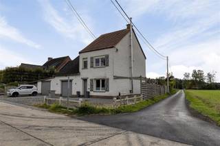 <p>Welkom in deze charmante woning te Herselt, waar comfort en stijl samenkomen in een zeer groene omgeving. Dit huis biedt een ruime leefruimte met een warme en uitnodigende sfeer. De ruime keuken, voorzien van veel werkblad en kastruimte, is een droom voor elke kookliefhebber.</p><p>Geniet van de rust in de lichte en open woonkamer, perfect voor gezinsontspanning of het ontvangen van gasten. De grote raampartijen laten volop natuurlijk licht binnen, waardoor de ruimte altijd helder en vrolijk aanvoelt.</p><p>Deze woning telt 2 badkamers waarvan 1 voorzien met een ligbad op het gelijkvloers met een groot en zeer gerieflijk lavabomeubel. Naast de badkamer op het gelijkvloers kunt u het eerste van twee toiletten terugvinden.</p><p>De stijlvolle tweede badkamer op de 1ste verdieping is uitgerust met dubbele wastafels, toilet en een comfortabele inloopdouche, ideaal voor uw dagelijkse routine. Het huis beschikt ook over een handige wasruimte (ook uitgerust met douche) die veel extra opbergruimte biedt.</p><p>Buiten vindt u een ruim terras met indien u dit wenst een prachtig uitzicht op de groene omgeving, een ideale plek voor buitenmaaltijden of om eenvoudigweg te ontspannen. De indeling van de op te frissen tuin laat veel vrijheid voor persoonlijke invulling, of het nu gaat om tuinieren of het creëren van een speelruimte (zwembad, schommel, trampoline) voor kinderen.</p><p>Met parkeergelegenheid voor 5 wagens voor de deur, biedt dit huis u alle mogelijkheden privé als gecombineerd met een zelfstandige zaak. De ligging, de oriëntatie, het uitzicht, de binnen en buiten ruimte en het natuurlijk licht zijn maar enkele van de vele troeven die deze woning u te bieden heeft.</p><p>Wacht dus niet te lang en kom en ontdek het enorme potentieel van deze unieke woning in Herselt.</p><p><i><strong>Voor meer info en een helder bezoek mag u Bert telefonisch contacteren op het nummer 0496/33.24.56 en mailen naar Bert@maximm.be.</strong></i></p>