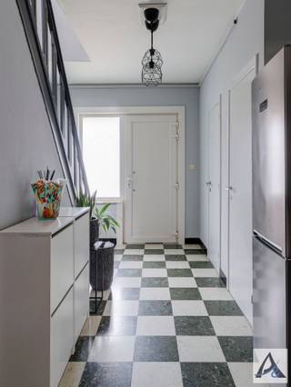 <p><span>Gezellige eengezinswoning met 3 slaapkamers, tuin en tal van uitgevoerde renovaties</span></p><p><span>Op zoek naar een woning met een stevige basis en nog ruimte om uw eigen smaak en stijl toe te voegen? Dan is deze gezellige eengezinswoning beslist een bezoek waard.</span></p><p><span>De woning beschikt op het gelijkvloers over een inkomhal met apart toilet en praktische bergruimte, een aangename leefruimte met zit- en eethoek en een aparte keuken. Op de verdieping bevinden zich een nachthal met lichtkoepel, drie volwaardige slaapkamers, een extra bergruimte en een badkamer.</span></p><p><span>Daarnaast is de woning grotendeels onderkelderd, wat tal van mogelijkheden biedt voor stockage, wasruimte of zelfs het gebruik als garage.</span></p><p><span>Buiten geniet u van een gezellige tuin met terras aan de achterzijde van de woning ideaal om tot rust te komen of gezellig te tafelen in de buitenlucht.</span></p><p><span>Doorheen de jaren werden reeds verschillende belangrijke renovatie- en verbeteringswerken uitgevoerd. Zo werd de woning technisch sterk aangepakt met onder meer vernieuwd buitenschrijnwerk in PVC, een recente gasketel, conforme elektrische installatie, spouwmuurisolatie en een volledig vernieuwd en geïsoleerd dak. Ook een waterontharder is aanwezig.</span></p><p><span>Dankzij deze investeringen is de buitenschil van de woning volledig op orde en bevindt de woning zich technisch in een up-to-date staat. De binneninrichting kan verder gemoderniseerd worden naar eigen smaak en wensen.</span></p><p><span>De woning is momenteel verhuurd aan 860 per maand, wat dit pand eveneens bijzonder interessant maakt als investering met onmiddellijk rendement. </span></p><p><span>Hierdoor is deze woning ideaal voor handige doe-het-zelvers of investeerders op zoek naar een interessante verhuuropportuniteit.</span></p><p><span>Neem vandaag nog contact met ons op via <span>info@immopa.be</span></span><span> of via 089/50.35.85.</span></p>