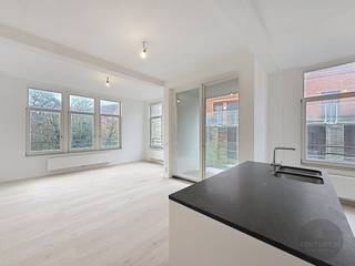 Luxueus, zonnig appartement in het centrum van Brugge, gelegen in het rustige Sint-Gillis kwartier. .<br />Bewoonbare oppervlakte: 106 m² + terras 5 m², 1e verdiep.<br />Indeling:<br />Living met open keuken, 2 slk, 2 badkamers (1 met douche en 1 met bad), berging, 2 aparte toiletten.<br />Mogelijkheid tot het bijkopen van een overdekte staanplaats aan € 50.000.<br />Aankoop met registratierechten.