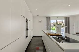 Deze moderne halfopen woning, gebouwd in 2016, biedt een bewoonbare oppervlakte van maar liefst 232 m² op een perceel van 377 m² en maar liefst 5 slaapkamers waarvan er eentje in gebruik is als bureau.<br /><br />De woning combineert ruimte met een uitstekende energiezuinigheid (EPC A+) en is voorzien van zonnepanelen, een lucht-waterwarmtepomp, vloerverwarming en ventilatiesysteem D met warmterecuperatie. Daarnaast beschikt de woning over een inpandige garage met automatische poort en een volwaardige kelder, die voor heel wat extra praktische ruimte zorgt. Een ruime, recente en bijzonder energiezuinige woning met alle hedendaags wooncomfort.<br /><br />De woning is gelegen in Heukelom, een landelijke en groene deelkern van Riemst, op een aantrekkelijke locatie voor wie rustig wil wonen zonder in te boeten aan bereikbaarheid. De omgeving wordt gekenmerkt door open landschappen, akkers en typische Haspengouwse dorpskernen, met tal van mogelijkheden om te wandelen en te fietsen.<br /><br />Voor dagelijkse voorzieningen hoeft u niet ver: scholen, openbaar vervoer, supermarkten en sportfaciliteiten bevinden zich op korte afstand. Tegelijk geniet u hier van een gunstige ligging ten opzichte van Maastricht, Tongeren-Borgloon, Bilzen-Hoeselt en Visé, waardoor zowel België als Nederland vlot bereikbaar zijn. De Nederlandse grens bevindt zich eveneens vlakbij.<br /><br />Ook voor woon-werkverkeer is de ligging interessant. Via de omliggende verbindingswegen bereikt u snel de belangrijkste centra in de regio en de E313 bevindt zich op circa 7 km, met verdere verbindingen richting Hasselt, Antwerpen en Luik. Een aangename woonomgeving die landelijke rust combineert met een centrale ligging en goede bereikbaarheid, ideaal voor wie graag groen woont, maar Maastricht en de omliggende steden binnen handbereik wil houden.<br /><br />Bezichtig deze woning ook digitaal en 'loop' zelf door de woning. Kijk daarvoor op onze website of via: my.matterport.com/show/?m=75SWEpHHYgQ<br /><br />INDELING<br /><br />Gelijkvloers t.o.v. straatniveau: <br /><br />- Inkomhal die toegang geeft tot de trap naar de kelder of de leefruimte.<br /><br />1ste verdieping t.o.v. straatniveau:<br /><br />- Keuken met composieten werkblad voorzien van vaatwasser (AEG), Bora inductiekookplaat, hete-lucht oven en combi (AEG), koelkast en diepvries (AEG); <br />- Berging voor opslag;<br />- Ruime woonkamer/eetkamer met open keuken van ca. 66.5m², voorzien van airco, tv aansluitingen en Entrya videofoon voor toegangscontrole, uitzicht op de straat en de tuin;<br />- Toilet met apart lavabo;<br />- Slaapkamer 1 (nu gebruikt als bureau).<br /><br />2e verdieping t.o.v. straatniveau: <br /><br />- Slaapkamer 2 van ca 14m² en slaapkamer 3 (=masterbedroom) van ca. 27m² aan de voorzijde van de woning;<br />- Slaapkamer 4 van ca. 12.5m² en slaapkamer 5 van ca. 11.3m² aan de achterzijde van de woning;<br />- Royale badkamer met inloopdouche, op maat gemaakt meubel met dubbele wastafel en verlichte spiegel, toilet.<br /><br />Kelder/inpandige garage t.o.v. straatniveau:<br /> <br />Tuin (ligt op het 1ste verdiep t.o.v. het straatniveau):<br /><br />- Zuidwest georienteerde tuin;<br />- Gedeeltelijk overdekt terras met verlichting en buitenstopcontacten;<br />- Buitenkraan;<br />- Onderhoudsvriendelijk.<br /><br />Troeven:<br /><br />- Recente woning met royale leefruimtes;<br />- Energiezuinig wonen dankzij EPC-label A+;<br />- Voorzien van zonnepanelen en een lucht-waterwarmtepomp;<br />- Comfortabele vloerverwarming in de hele woning;<br />- Ventilatie D met warmterecuperatie (Vasco);<br />- Hoogwaardige driedubbele beglazing;<br />- Slim regenwaterbeheer via Watergenius;<br />- Geïntegreerde garage met automatische sectionaalpoort met motor van Sömer;<br />- Ruime, volwaardige kelderverdieping met gepolierde betonvloer.<br /><br />Energieprestatie en binnenklimaat (EPB-EPC)<br />Certificaat beschikbaar: ja<br />EPC certificaatnummer: 20260520-0003835549-RES-2<br />Berekende energiescore : (kWh/m²): -9 kWh/m² jaar - A+ label<br />Het certificaat is geldig tot en met: 30/03/2036<br />Electrische installatie: ja - CONFORM<br /><br />Informatie stedenbouwkundige voorschriften:<br />Stedenbouwkundige vergunning: ja<br />Meest recente bestemming: woongebieden met landelijk karakter<br />Dagvaarding uitgebracht: neen<br />VOORKOOPRECHT OP DIT GOED: neen<br />VERKAVELINGSVERGUNNING: niet van toepassing<br />WATERGEVOELIG OPENRUIMTEGEBIED: neen <br />Maatregelenregister: ja - geen maatregelen<br /><br />Overstromingsgevoelige gebieden: <br />Perceelscore of P-score : A<br />Gebouwenscore of G-score: A<br />Ligging in Signaalgebied: neen <br />Ligging in afgebakende oeverzone of afgebakend overstromingsgebied: neen<br /><br />A:geen overstroming gemodelleerd B: kleine kans op overstromingen onder klimaatverandering C: kleine kans op overstromingen D: middelgrote kans op overstromingen<br /><br />Beschermd erfgoed<br />GEINVENTARISEERD ERFGOED: neen<br />BESCHERMD ONROEREND ERFGOED: neen