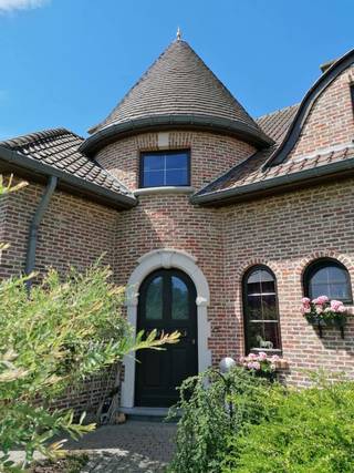 <p>Bent u op zoek naar een ruime woning met een eigen karakter en een uitstekende ligging? Dan is deze villa aan de Dorpsstraat 73 in 3540 Donk beslist een bezoek waard.</p>
<p>Deze verzorgde woning uit 1997 biedt een bewoonbare oppervlakte van 213 m² en is gelegen op een mooi perceel van 916 m². Met maar liefst 4 slaapkamers is dit de ideale thuis voor gezinnen die op zoek zijn naar ruimte, rust en comfort.</p>
<p>De woning onderscheidt zich door haar karaktervolle architectuur en warme uitstraling. De authentieke stijl geeft deze eigendom een eigen identiteit en biedt de perfecte basis voor wie houdt van een woning met charme en persoonlijkheid.</p>
<p>Op het gelijkvloers geniet u van ruime leefruimtes met veel lichtinval, een praktische keuken en een aangename verbinding met de tuin. Op de verdieping bevinden zich vier volwaardige slaapkamers (waarvan nu momenteel één als dressing dient).</p>
<p>Ook op energetisch vlak zit u goed. Dankzij het EPC-label C geldt er geen renovatieverplichting. De woning wordt verwarmd via een mazoutinstallatie en er zijn airco's aanwezig die zowel kunnen verwarmen als koelen.</p>
<p>De ligging is een absolute troef. Donk is geliefd om zijn rustige woonomgeving, groene karakter en vlotte verbinding naar Herk-de-Stad, Lummen en de omliggende gemeenten. Winkels, scholen en recreatiemogelijkheden bevinden zich bovendien op korte afstand.</p>
<p>Een woning met een eigen stijl, veel ruimte en een uitstekende ligging. Maak snel een afspraak en ontdek zelf de mogelijkheden.</p>
<p>Locatie: Dorpsstraat 73 – 3540 Donk</p>
<p>Interesse? Contacteer <strong>Niels – 0488 33 81 47</strong>.</p>
<p><strong>We Invest Demervallei</strong><br /><em>Vastgoed Anders Bekeken</em></p>