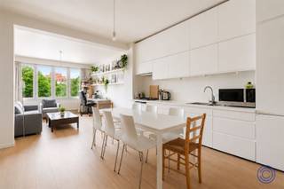 <p><span>Informatie Appartement</span></p><p><span>Dit gezellig 1-slaapkamerappartement in de populaire Sint-Andrieswijk is een buitenkans voor jonge starters én slimme investeerders. De lichtrijke leefruimte met kwalitatieve parketvloer geniet van een open en groen uitzicht en biedt voldoende plaats voor een comfortabele zit- en eethoek. De open keuken is praktisch ingericht en uitgerust met een gasvuur, dampkap, dubbele inox spoelbak, ruime koelkast, diepvriezer en aansluiting voor een wasmachine. Achteraan het appartement bevindt zich de rustige slaapkamer, eveneens afgewerkt met parketvloer. Verder beschikt het appartement over een badkamer met regendouche en lavabomeubel, evenals een apart gastentoilet. Een ruime privatieve kelderberging is inbegrepen in de aankoopprijs. Daarnaast beschikt het gebouw over een gemeenschappelijke fietsenberging. Het appartement maakt deel uit van een verzorgd en kleinschalig gebouw met slechts twee appartementen per verdieping. Dankzij de centrale ligging bevinden restaurants, cafés, winkels, musea en openbaar vervoer zich letterlijk om de hoek. Het appartement is momenteel verhuurd voor 710 euro/maand excl. kosten.</span></p><p><span> </span></p><p><span>Indeling</span></p><ul><li><span>Uitnodigde leefruimte met kwalitatieve parketvloer en een aangenaam open en groen uitzicht. De leefruimte is praktisch ingedeeld in een gezellige zit- en eethoek.</span></li><li><span>Open keuken met ruim werkblad, uitgerust met een gasvuur, dampkap, dubbele inox spoelbak, grote koelkast en diepvriezer.</span></li><li><span>Rustige slaapkamer achteraan het appartement, afgewerkt met parketvloer.</span></li><li><span>De hal is voorzien van grote ingebouwde kasten.</span></li><li><span>Badkamer voorzien van een lavabomeubel met spiegelkast en een regendouche.</span></li><li><span>Apart gastentoilet met handenwasser.</span></li></ul><p><span> </span></p><p><span>Extra's</span></p><ul><li><span>Ruime privatieve kelderberging inbegrepen in de aankoopprijs.</span></li><li><span>Gemeenschappelijke fietsenberging aanwezig.</span></li><li><span>Parlofoon aanwezig.</span></li></ul><p><span> </span></p><p><span>Algemene Informatie</span></p><ul><li><span>Huurprijs: 710 euro/maand</span><ul><li><span>De initieel overeengekomen huurprijs van 750 euro is inclusief de verbruikkosten van het appartement. De verhuurder en huurder zijn overeengekomen om de huurprijs aan te passen naar 710 euro/maand (niet geïndexeerd) en de verbruikkosten volledig ten laste van de huurder te leggen.</span></li></ul></li><li><span>Startdatum: 1 december 2020</span></li></ul><p><span> </span></p><ul><li><span>Maandelijkse kosten: 116,25 euro/maand (PRIVATIEF waterverbruik van het appartement, onderhoud en verbruik van de gemeenschappelijke delen, syndicus, verzekering, enz.).</span></li><li><span>Reservekapitaal: 36 euro/maand.</span></li><li><span>Individuele meters voor elektriciteit en gas.</span></li><li><span>Collectieve watermeter met tussenmeters.</span></li></ul><p><span> </span></p><ul><li><span>EPC: label B.</span></li><li><span>Elektrische keuring: niet conform AREI.</span></li><li><span>Asbestattest: in aanvraag.</span></li></ul><p><span> </span></p><p><span>Gebouw</span></p><ul><li><span>Goed onderhouden gebouw bestaande uit een kelderverdieping met privatieve bergingen, een gelijkvloers en drie verdiepingen met telkens twee appartementen. </span></li><li><span>Kleinschalige residentie. </span></li></ul><p><span> </span></p><p><span>Ligging</span></p><ul><li><span>Gelegen in de populaire Sint-Andrieswijk, midden in het historische stadscentrum van Antwerpen. </span></li><li><span>Tal van gezellige restaurants, bars, musea, winkels en openbaar vervoer bevinden zich op wandelafstand. </span></li><li><span>Mobiscore: 9,7/10.</span><span> </span></li></ul><p><span> </span></p><p><span>*De informatie in deze prospect is ter informatieve titel: de kandidaat-kopers moeten hun eigen zaak maken van het verkrijgen, controleren en interpreteren van deze informatie.</span></p><p><span> </span></p>