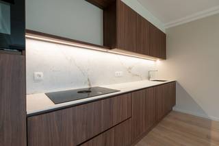 Dit ruim, lichtrijk gelijkvloerse appartement geniet van een zeer centrale ligging. Dit pand onderging een totaalrenovatie, afgewerkt met kwalitatieve materialen zoals parketvloer, mortex en hoogrendements- beglazing. <br /><br />Het appartement geniet van volgende indeling: inkomhal met gastentoilet, ruime woonkamer met eetplaats en open volledig ingerichte keuken, 2 slaapkamers, badkamer met inloopdouche en wastafel met meubel en een ruime berging. Alsook is er een kelderberging inbegrepen.<br /><br />Binnen de residentie is er de mogelijkheid om een garagebox aan te kopen.<br /><br />Voor meer informatie kunt u contact opnemen met Michiel op 0473 255 533.