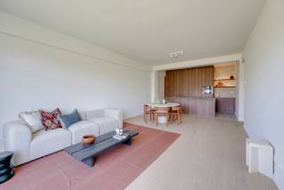 <p>Welkom in residentie AM51, gelegen aan de Amerikalei. Hier bevindt zich dit volledig energiezuinig gerenoveerde appartement op de vijfde verdieping van een vernieuwd gebouw. Op wandelafstand vindt u het KMSKA, de levendige Marnixplaats met tal van gezellige cafés en restaurants, én het vernieuwde Zuidpark. Dankzij de centrale ligging geniet u bovendien van een uitstekende bereikbaarheid, met vlotte verbindingen naar het stadscentrum en de belangrijkste invalswegen.</p>
<p>Het appartement beschikt over een ruime en lichtrijke leefruimte met een open keuken, die stijlvol werd afgewerkt in notelaar. Het keukeneiland is voorzien van een elegant travertin werkblad en vormt een echte blikvanger in de ruimte. Daarnaast is de keuken uitgerust met kwalitatieve inbouwtoestellen, wat zorgt voor optimaal comfort en gebruiksgemak.</p>
<p>Verder beschikt het appartement over een comfortabele slaapkamer en een stijlvolle badkamer, uitgerust met een ruime inloopdouche en een dubbele wastafel. In de hal vindt u bovendien een apart gastentoilet, een vestiairekast en een praktische berging met aansluiting voor wasmachine en droogkast.</p>
<p>Een privatieve kelderberging is inbegrepen.</p>
<p>Kortom een instapklaar en energiezuinig appartement op een absolute toplocatie in het hart van ’t Zuid, waar comfort, stijl en stedelijk wonen perfect samenkomen.</p>
<p>Interesse? Contacteer LISTED voor een bezoek: +32 3 283 51 51.</p>